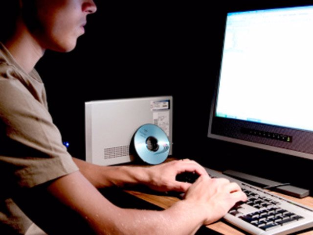 El misterioso origen del Bitcoin 34 In 2008 the first inklings of bitcoin begin to circulate the web