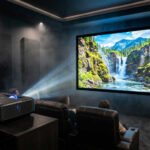 Mejores proyectores 4K: Proyector 4K laser iluminando una pantalla de cine en casa en una sala oscura