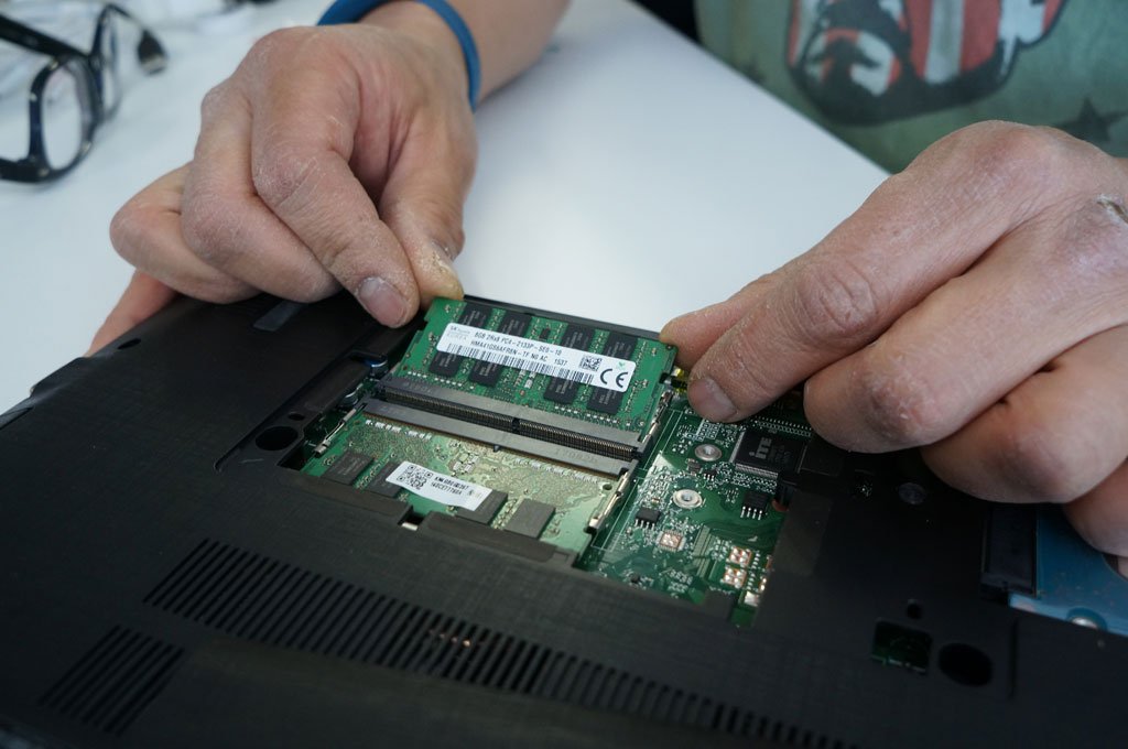 Cómo ampliar la memoria RAM de tu portátil 39 acer aspire e15 ram at angle