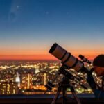 Mejores telescopios para ver el cometa 3I/ATLAS. Un aficionado observando el cometa 3I/ATLAS desde un mirador urbano al amanecer