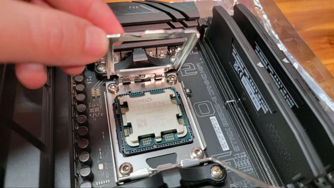 Cómo instalar un procesador paso a paso (Intel y AMD) 42 cpu8