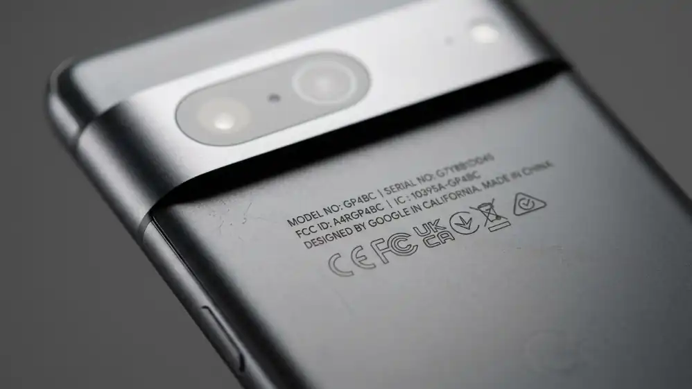 Cómo saber el modelo de mi celular: etiqueta con número de modelo grabada en la parte trasera del celular